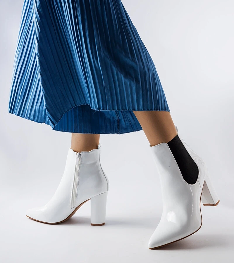 Weiße lackierte Stiefeletten auf Säule von Dolli