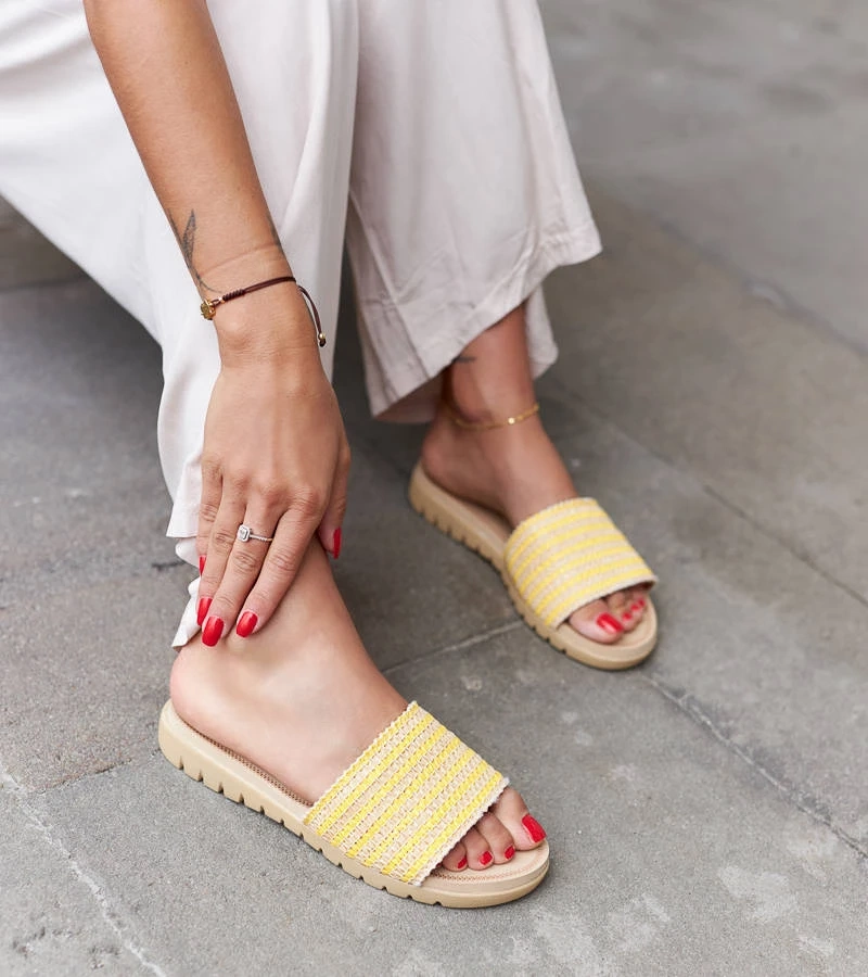 Gelbe geflochtene Capovalle-Sandalen