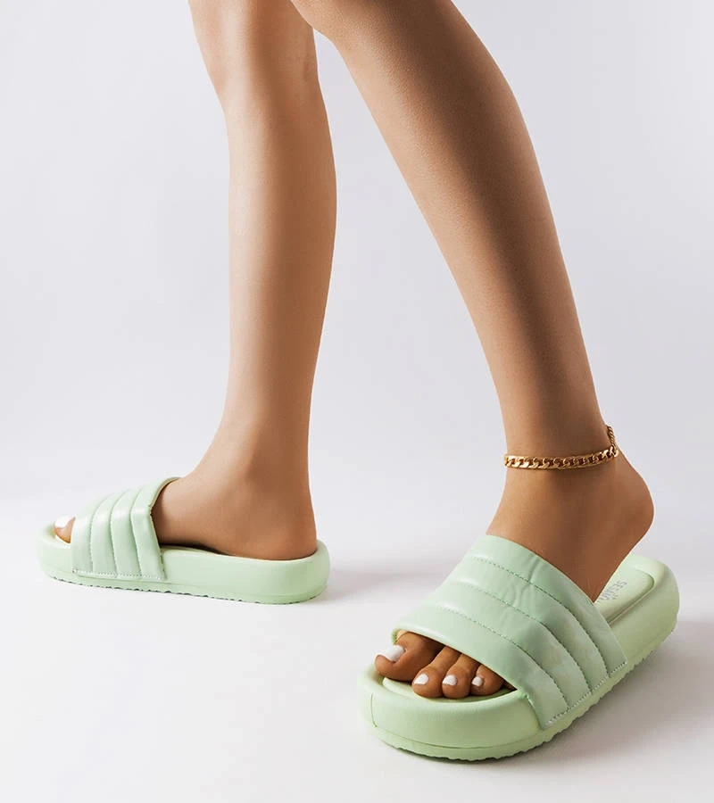 Grüne Pantoletten verziert mit Steppstich von Dorene