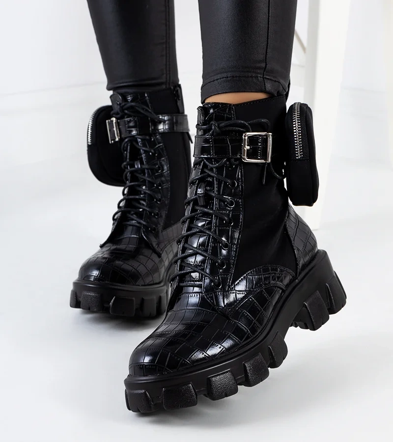 Schwarze Stiefeletten mit Tasche von Adamson