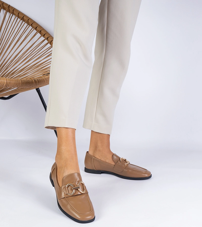 Braune Damenmokassins mit goldener Verzierung Samella