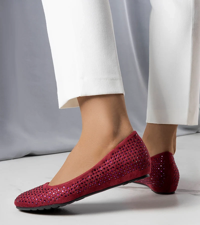 Bordeauxrote Ballerinas mit verdecktem Keilabsatz von Julie