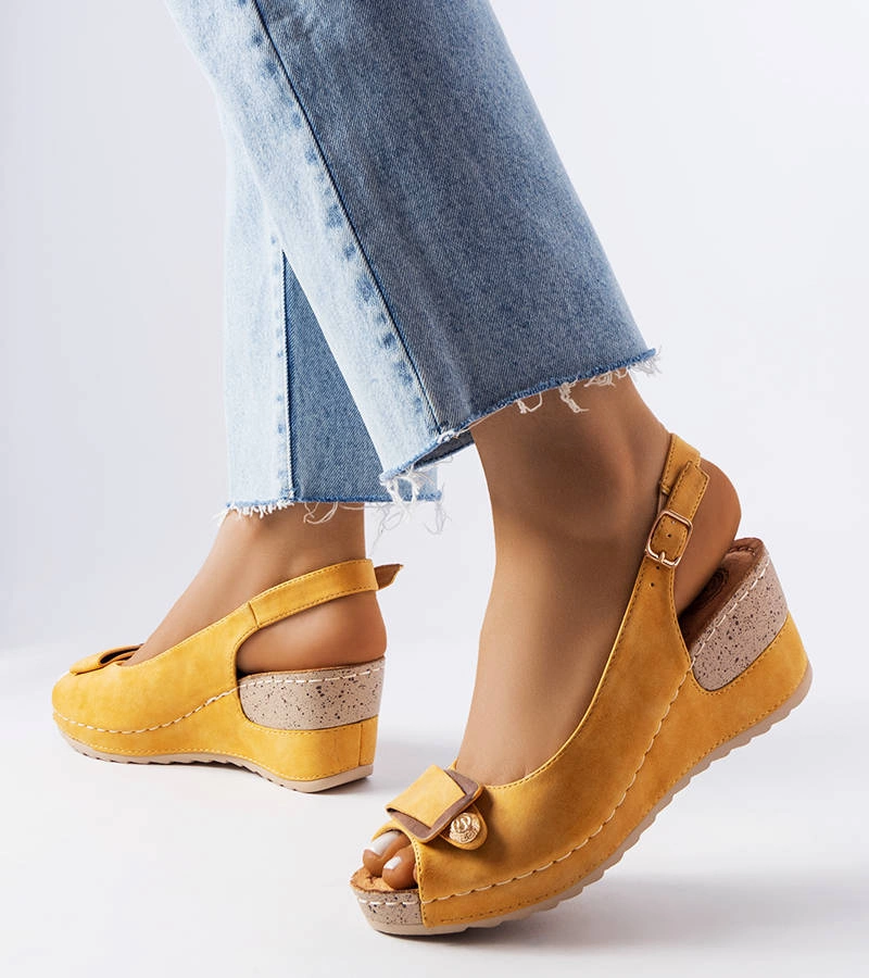 Żółte czółenka na słupku z motywem skóry wężą   Dolores