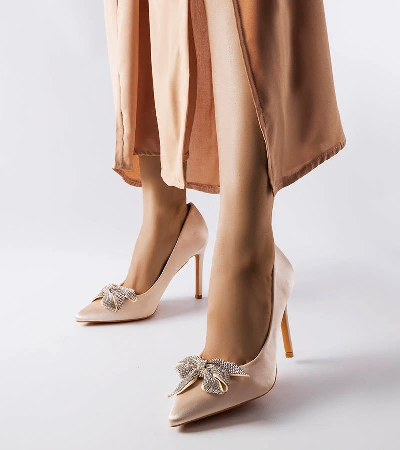Beige Stilettos mit Satin-Finish und Mia-Schleife