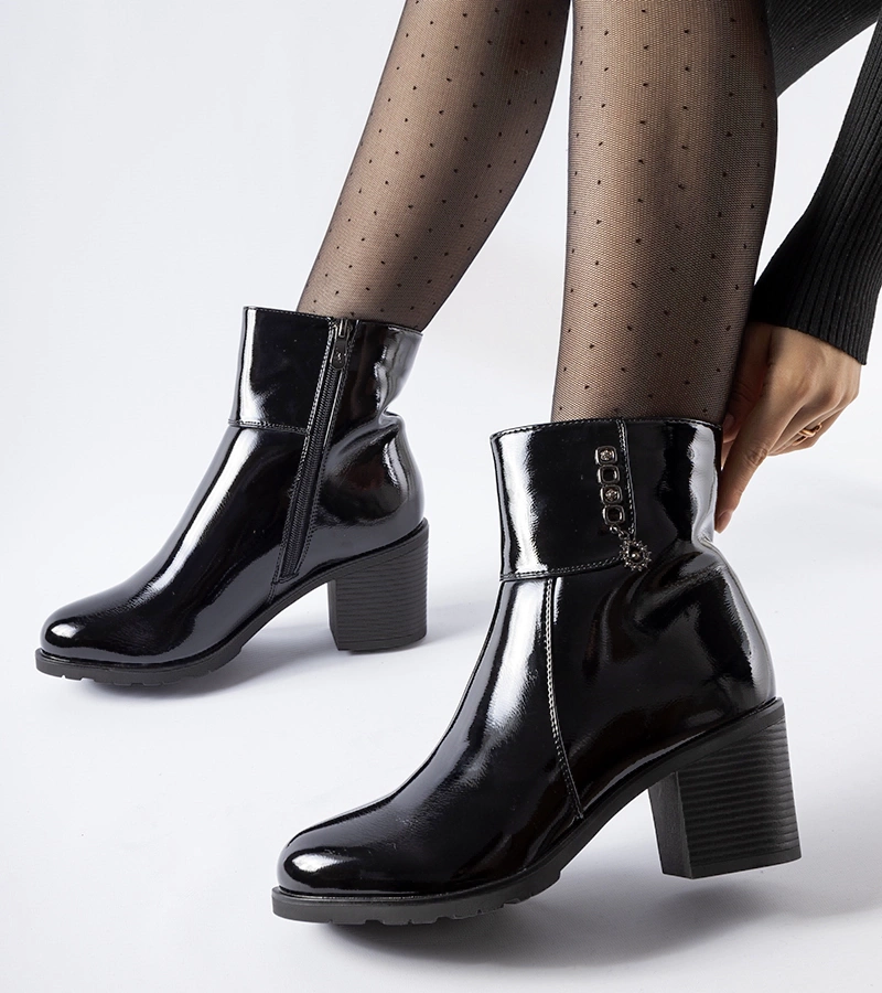 Schwarze lackierte Stiefeletten auf Absatz von Ludovica
