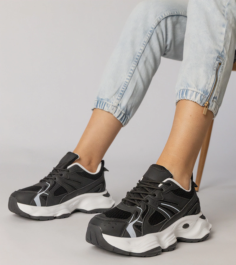 Schwarze Sportsneaker mit massiver Sohle Klarris