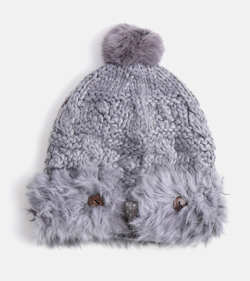 Graue Mütze mit Fell von Danna