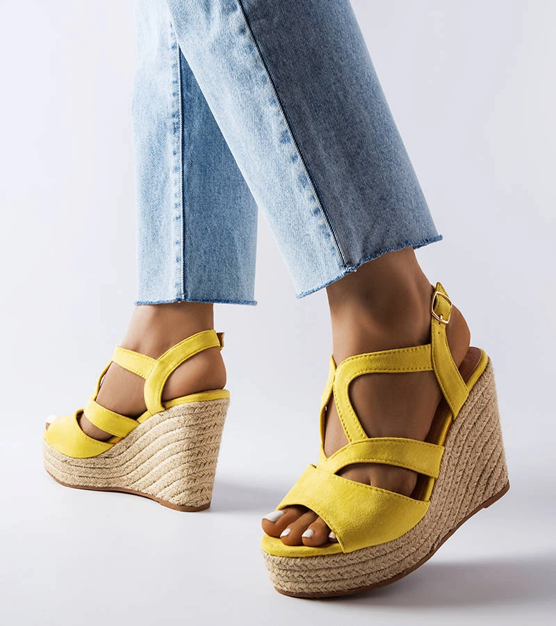 Żółte czółenka na słupku z motywem skóry wężą Dolores