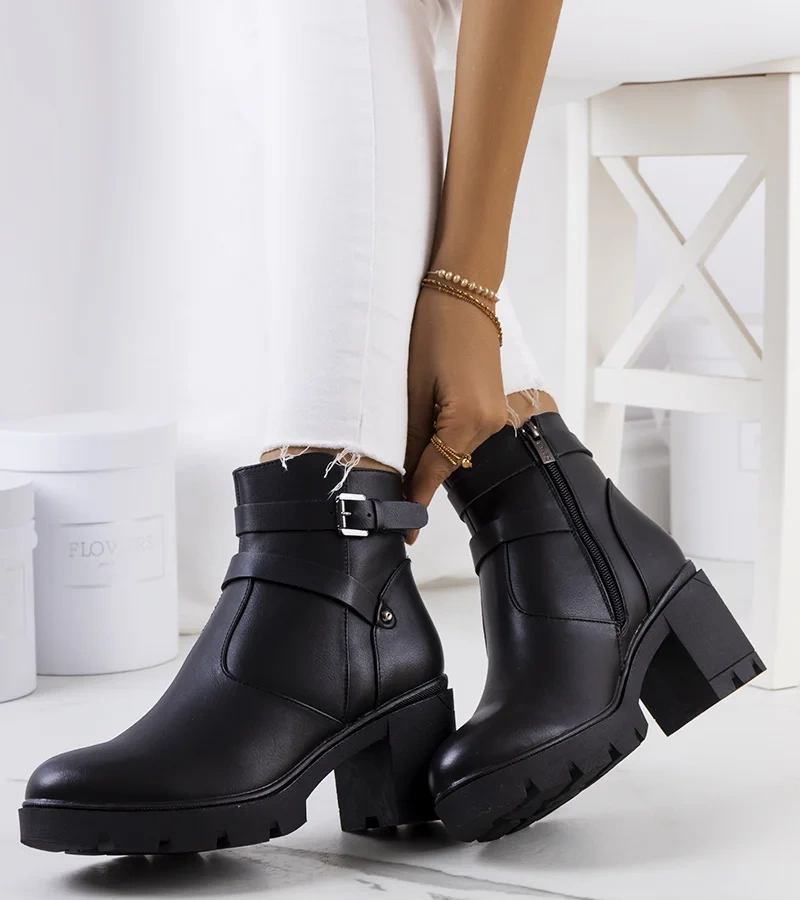 Schwarze Stiefeletten mit Traktorsohle von Centret