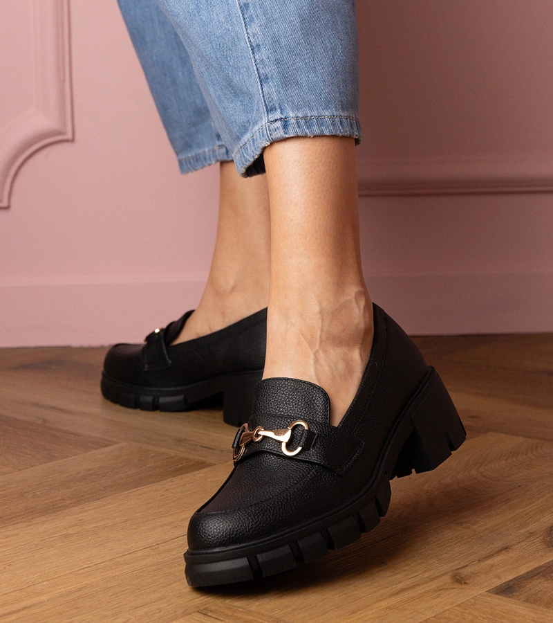 Schwarze Halbschuhe mit niedrigem Absatz und goldener Verzierung Marela