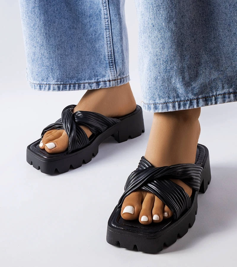 Schwarze Pantoletten auf Traktorsohle von Dubé