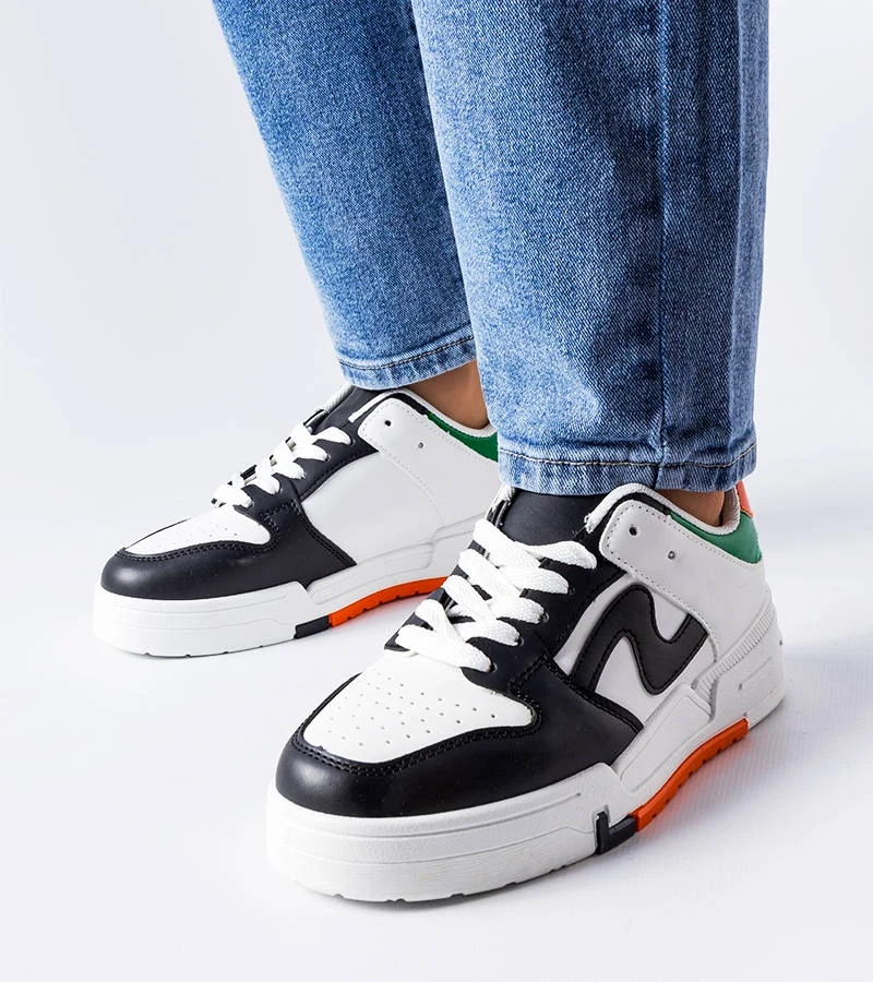 Schwarz-weiße Schuhe mit dickerer Sohle von Harter