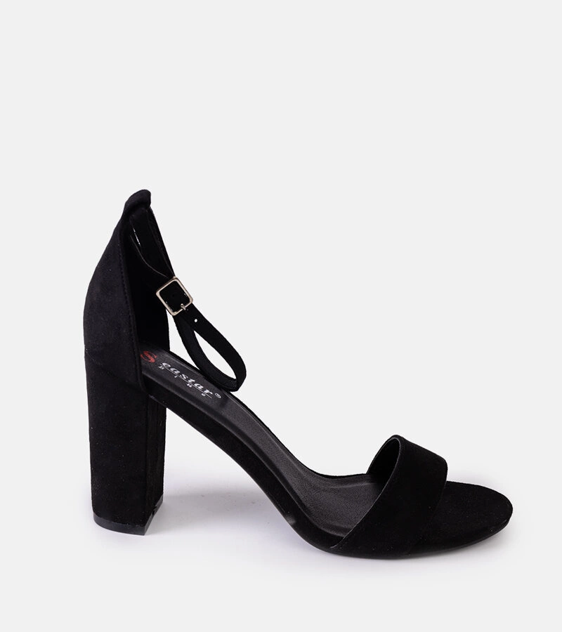 Czarna, samtweiche Sandalen mit Blockabsatz von Salinara.