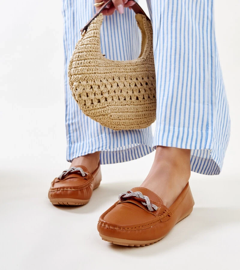 Braune Mokassins verziert mit Zirkonen von Adiba