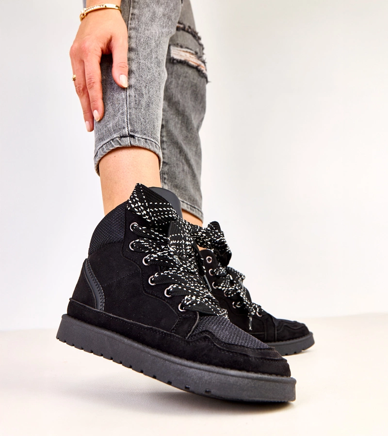 Hohe schwarze Sneakers mit dicken Schnürsenkeln Klevis