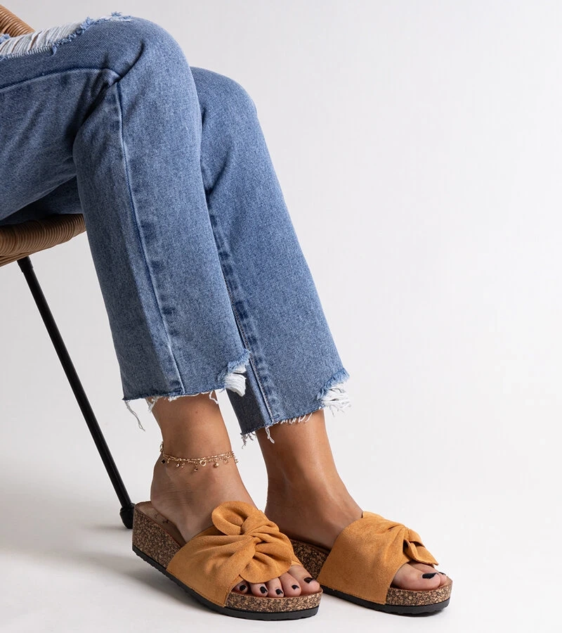 Braune Sandalen mit Korkkeilabsatz von Ghaza