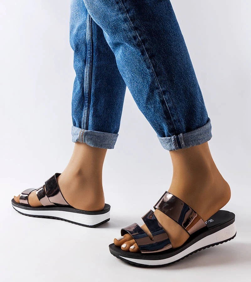 Silberne lackierte Tilde Schlappen