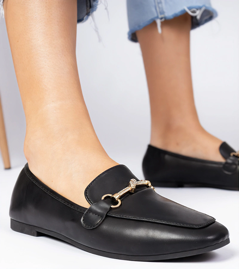 Schwarze elegante Mokassins mit goldener Verzierung und Strasssteinen Kalisa