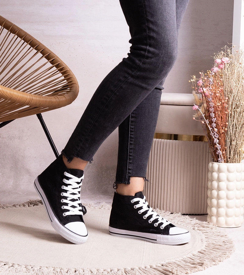 Schwarze hohe Sneakers mit Spitze von Bonifakima.