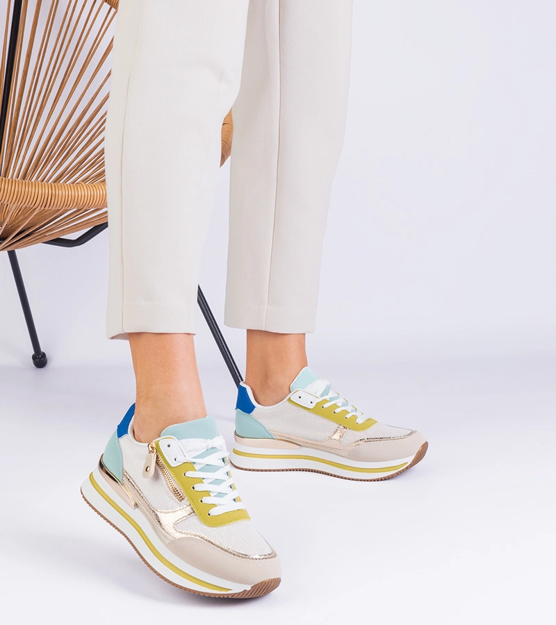 Grüne Sportsneaker auf Plateau mit goldenem Einsatz Izolda