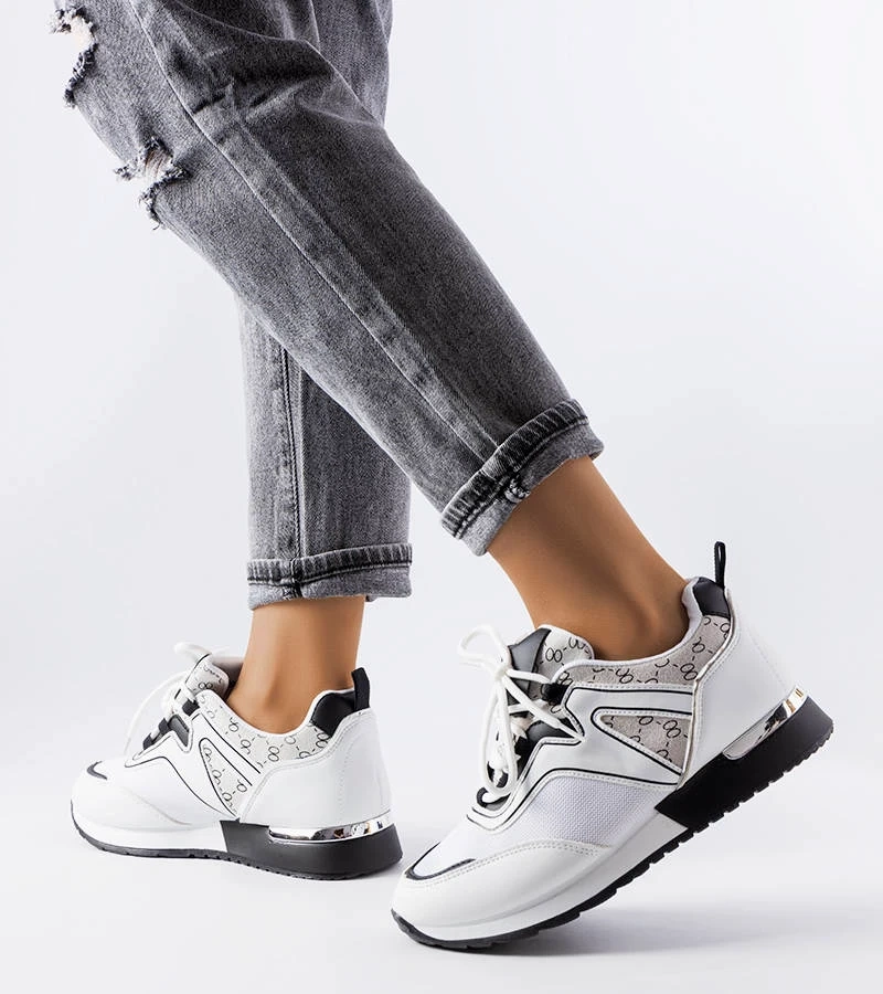 Weiße Sneakers mit goldenen Elementen von Bedord