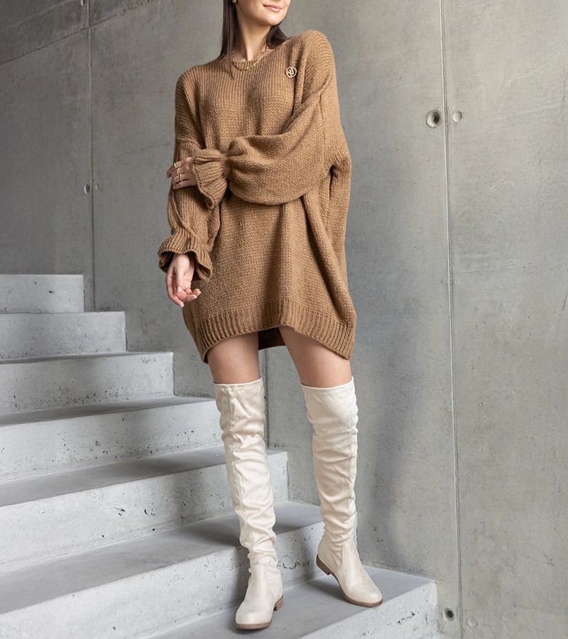 Brauner langer Oversize-Pullover mit gerafften Ärmeln Najeta.