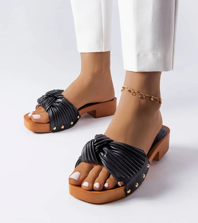 Beżowe klapki z łańcuchem Levy