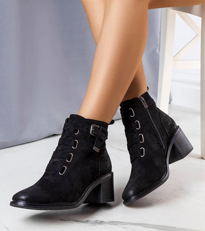 Schwarze, gefütterte Klinte-Stiefeletten mit Absatz