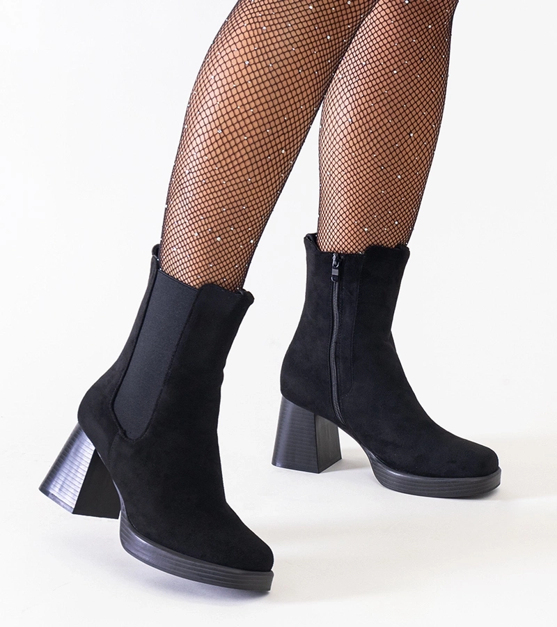 Schwarze Stiefeletten mit quadrater Spitze auf einem Blockabsatz aus Eko-Suede Hesca.