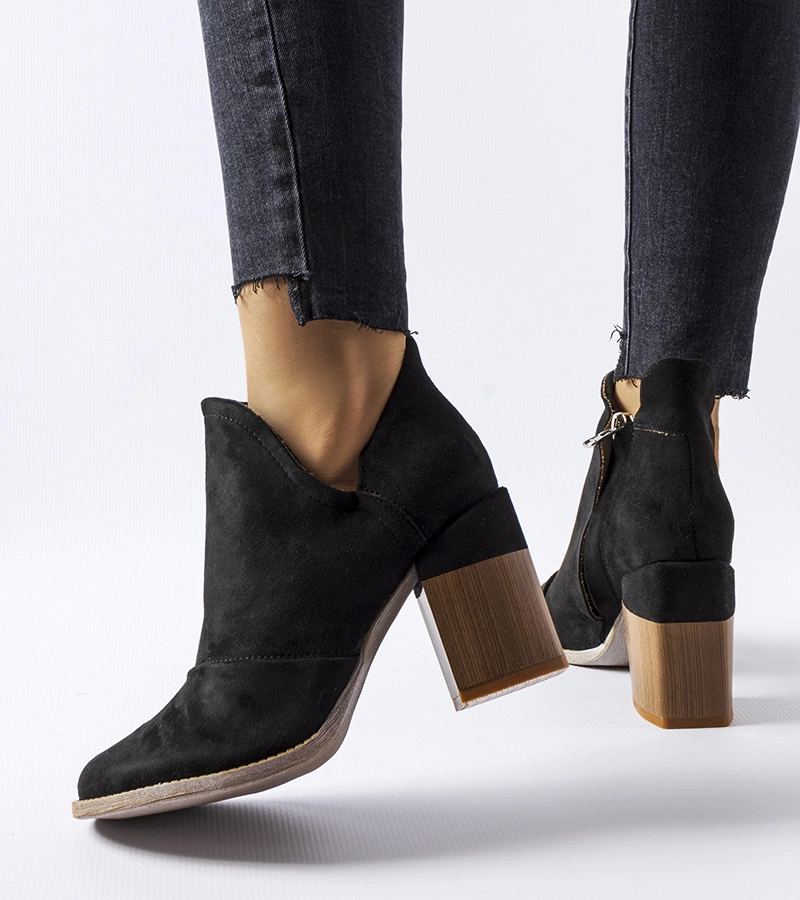 Schwarze Stiefeletten auf Säule Artemisia