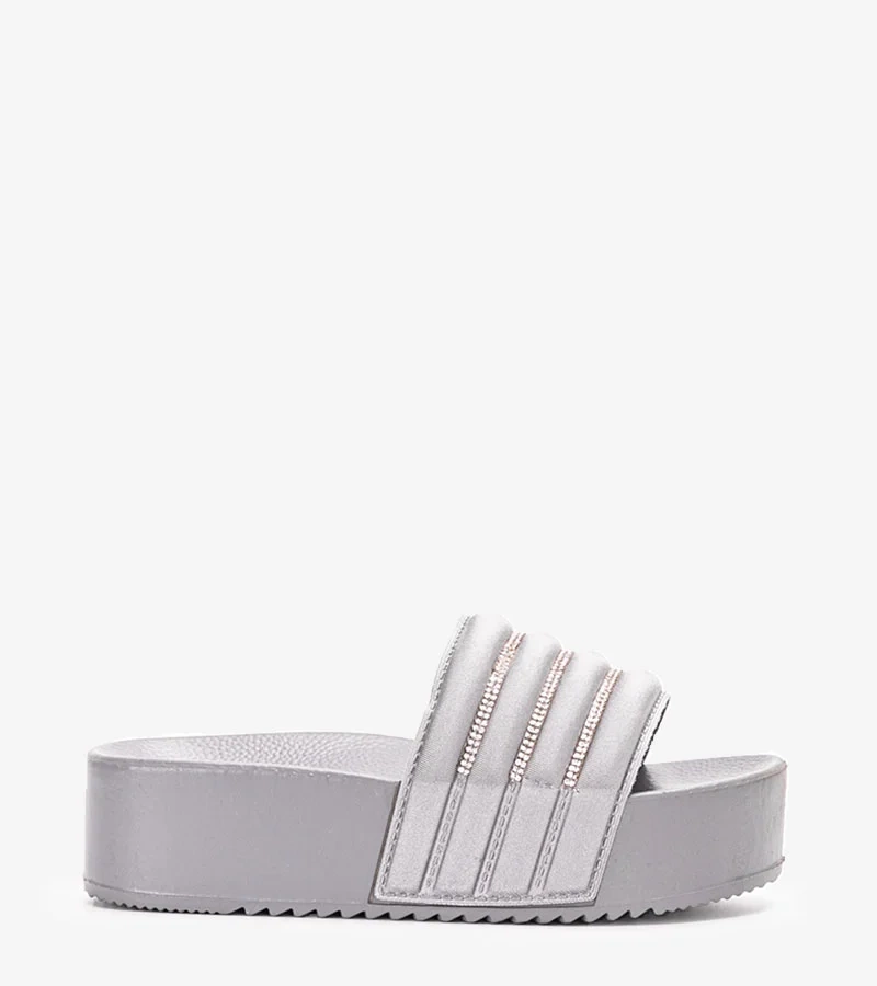 Beżowe klapki z łańcuchem Levy