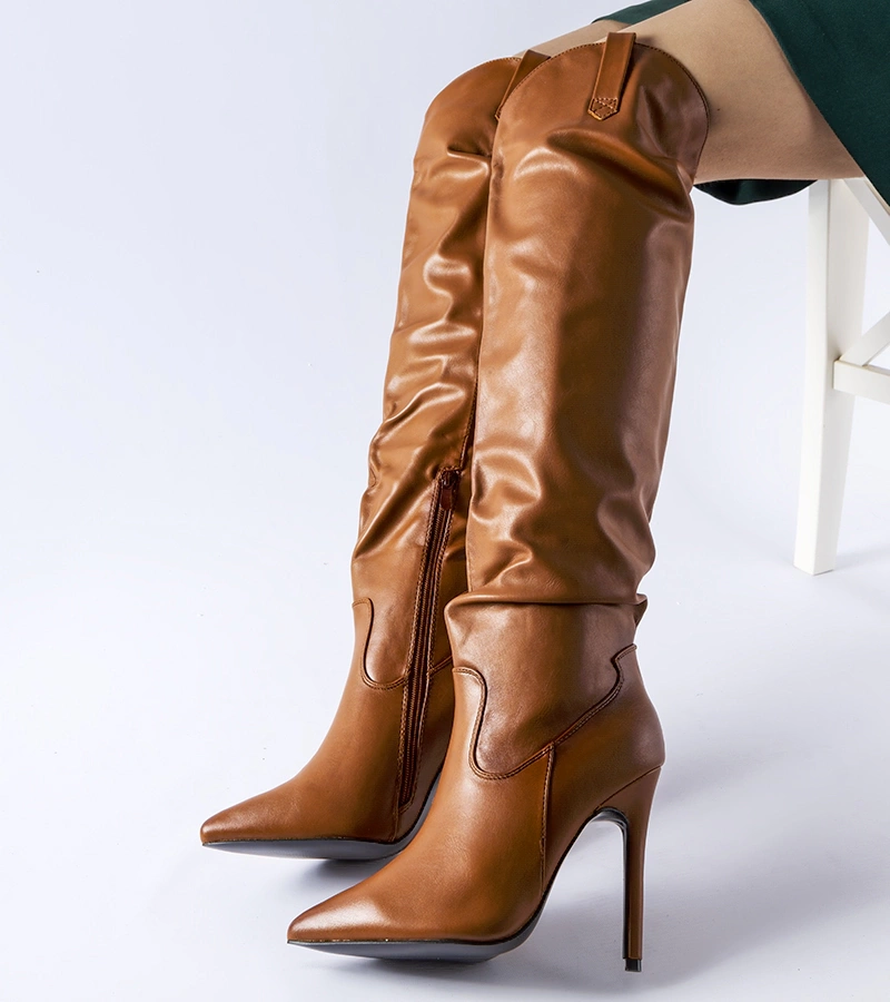 Braune Stiefel mit hohen Absätzen von Cerati