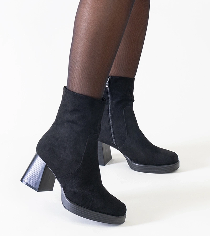 Schwarze Stiefeletten mit Blockabsatz und quadratischer Spitze aus Eko-Suede Rumaila.