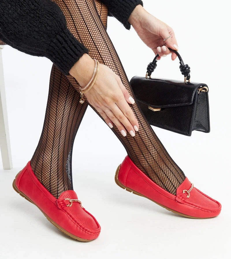 Rote Mokassins mit dekorativer Schnalle von Adil