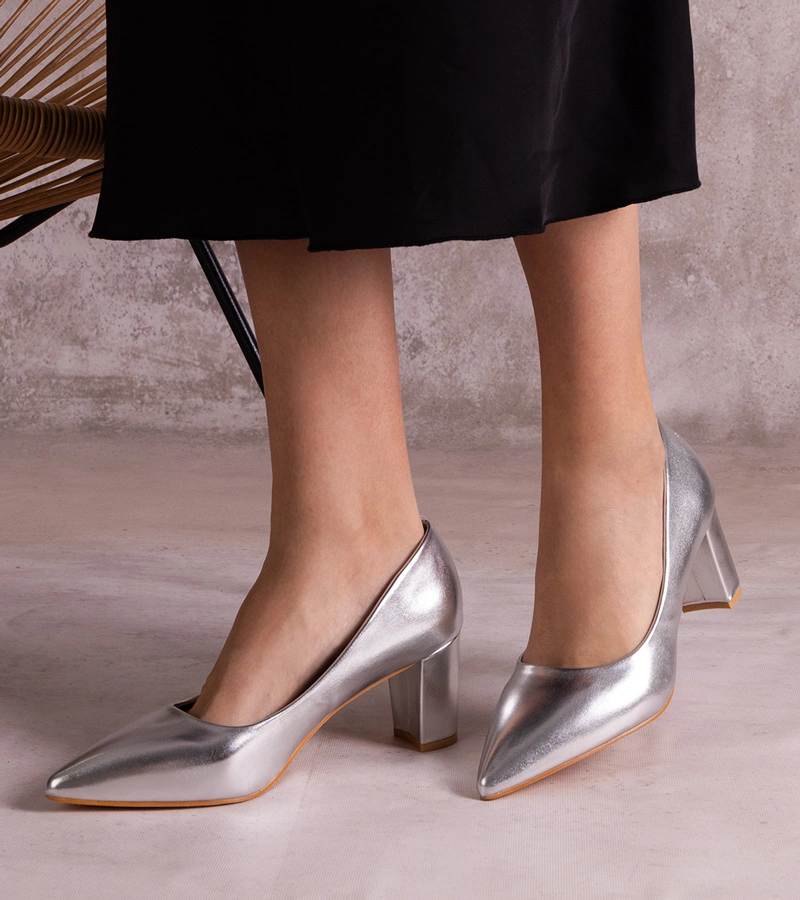 Silberne Pumps mit Blockabsatz Tunia