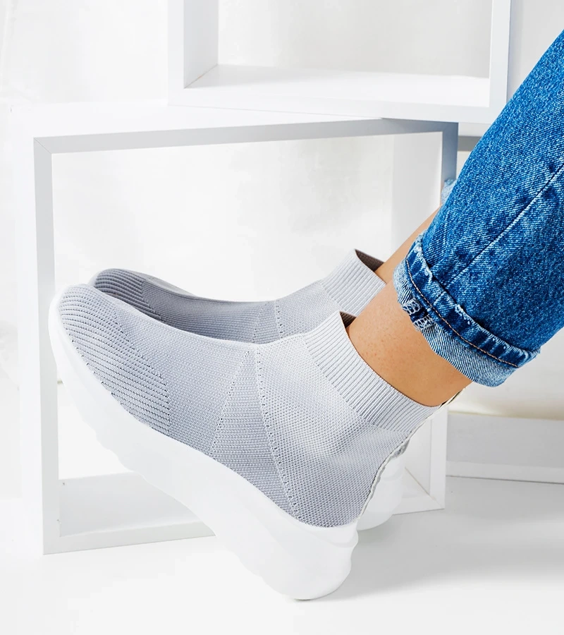 Graue hohe Sneakers von Jennifer