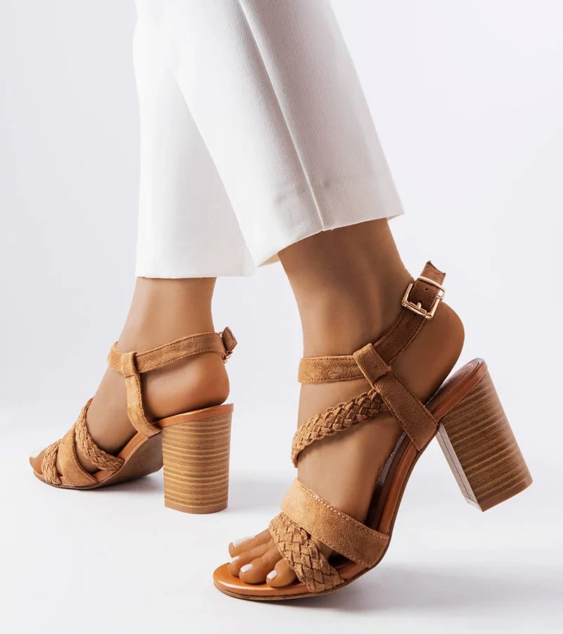 Braune Sandalen mit geflochtenen Riemen von Octave