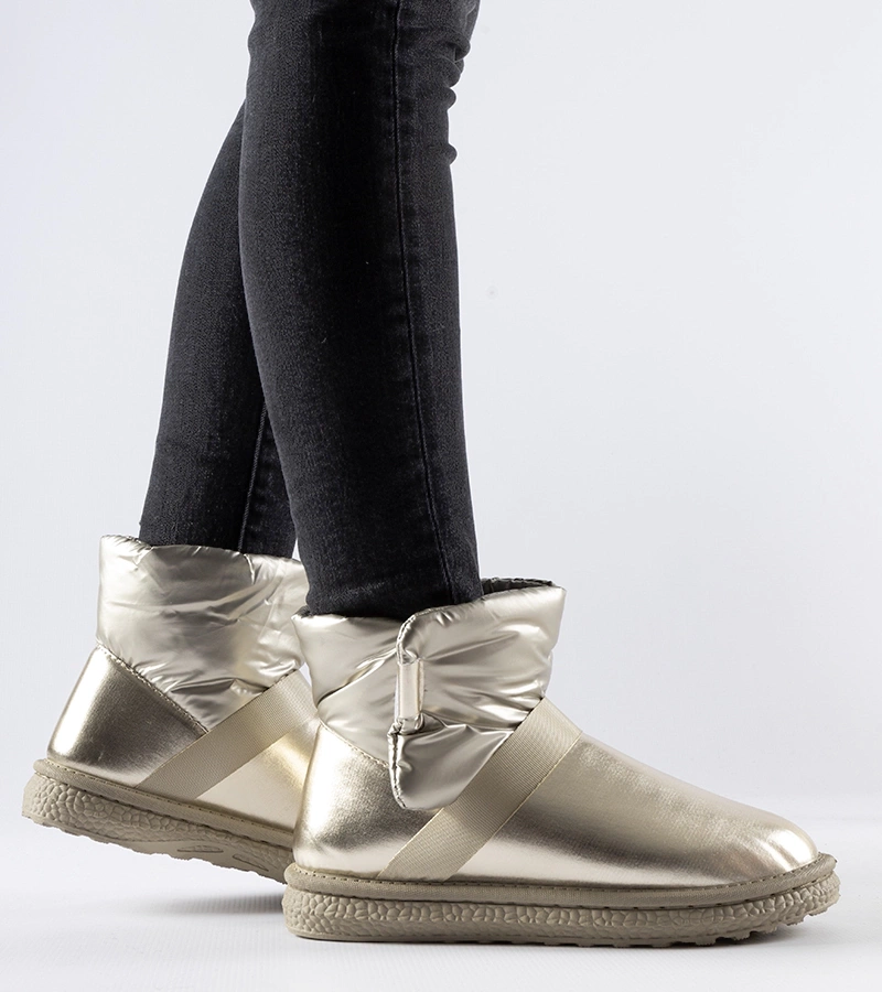 Goldene glänzende kurze Schneestiefel von Delaune