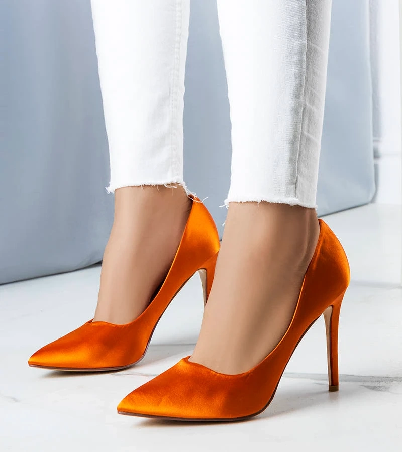 Orangefarbene Satin-Stilettos von Lochlan