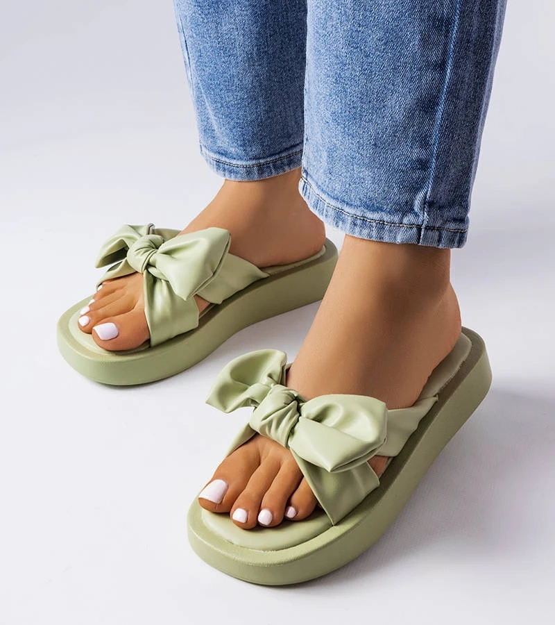 Grüne Pantoletten auf der Plattform mit Schleife von Edvard