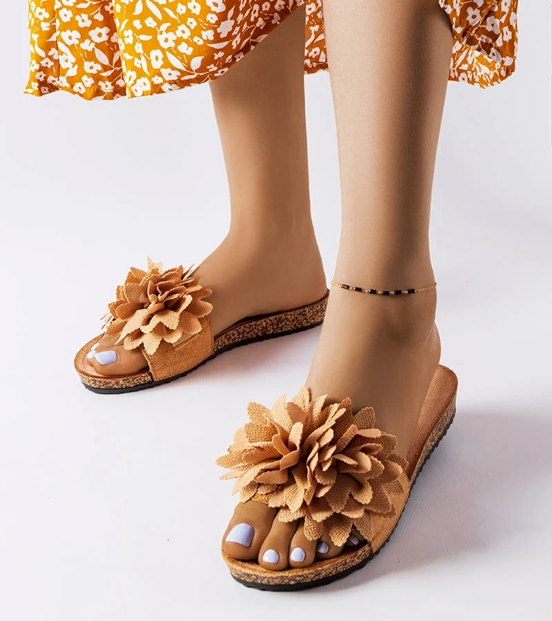 Braune Sandalen, verziert mit Blumen von Farland