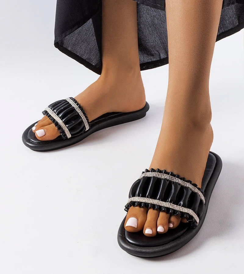 Schwarze Pantoletten und Zirkonia von Anapor