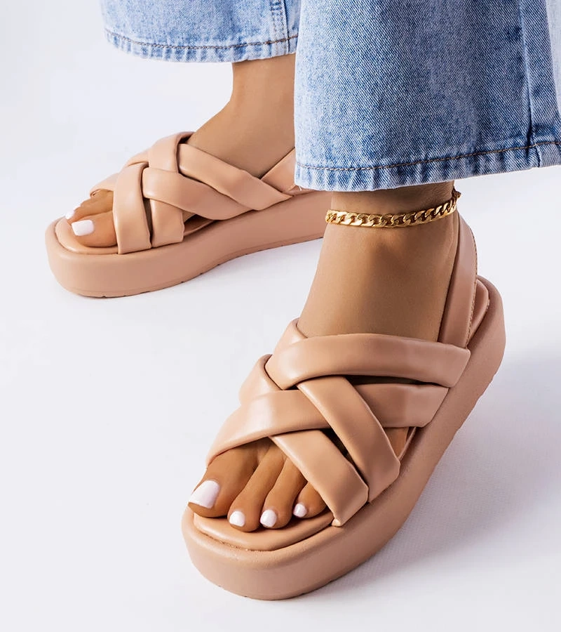 Hellbraune Sandalen auf Horseshoe-Plattform