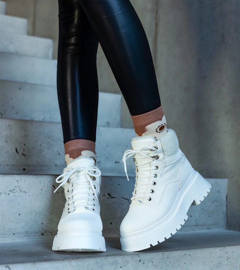 Białe Trapper mit dicker Sohle und Fell Best.