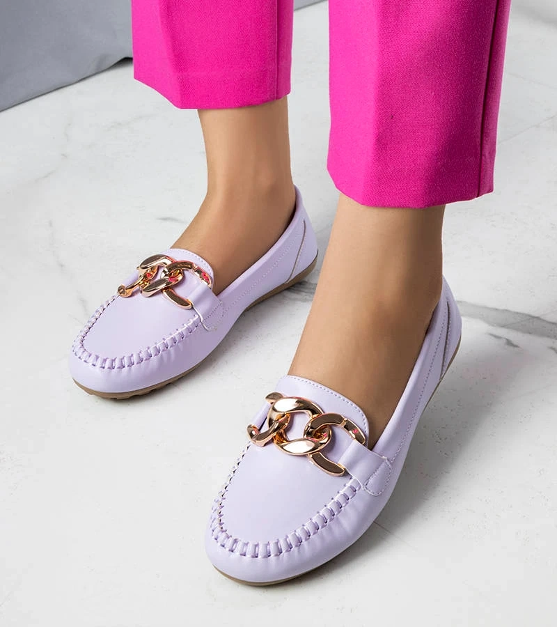 Lila Mokassins mit Norma-Kette
