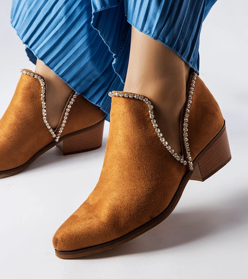 Braune Stiefeletten mit Zirkonen von Ditten verziert
