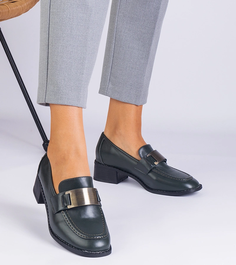 Grüne Damenschuhe mit Absatz und metallischer Verzierung Lunares