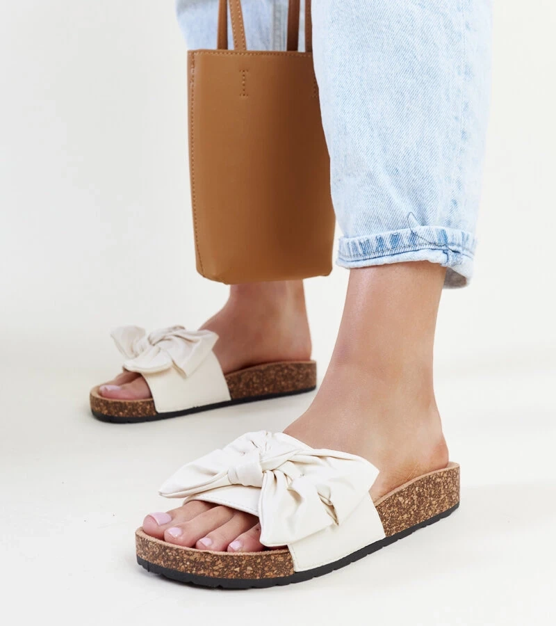 Hellbeige Pantoffeln auf einer Korksohle mit Petresa-Schleife