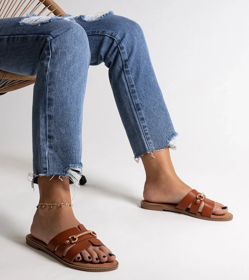 Braune Sandalen mit goldenen Verzierungen von Drahomíra