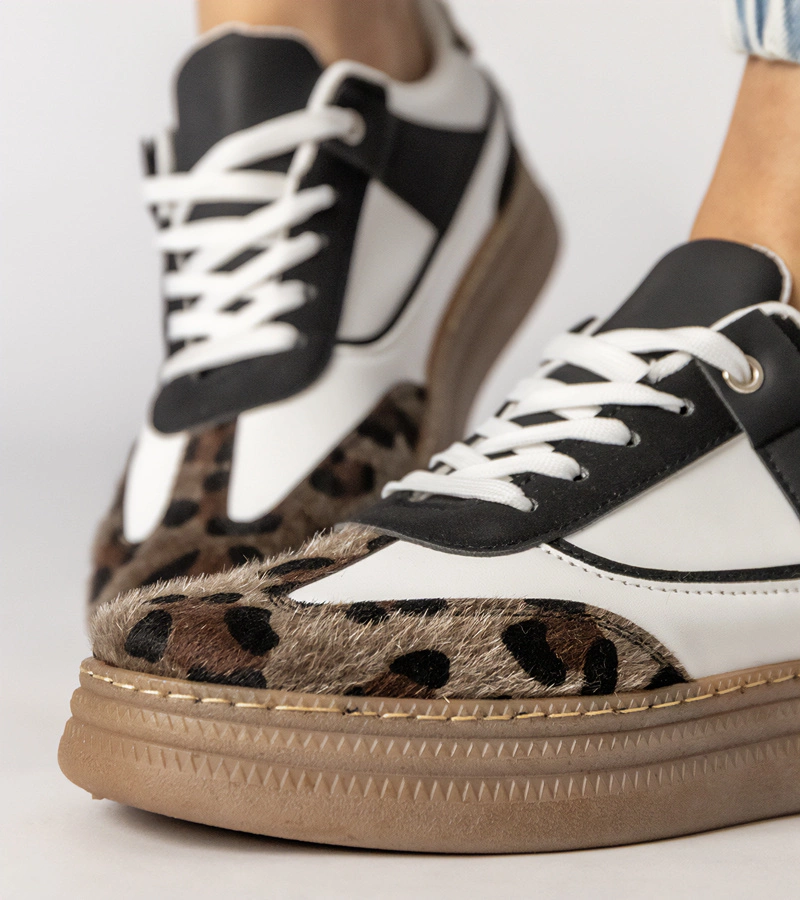 Schwarz-weiße Sneakers mit Leopardenmuster Meril